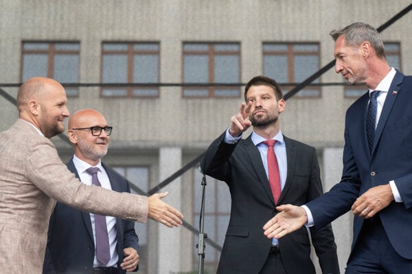 Opozicia ma co vysvetlovat volicom Test spoluprace Majersky na proteste v Bratislave