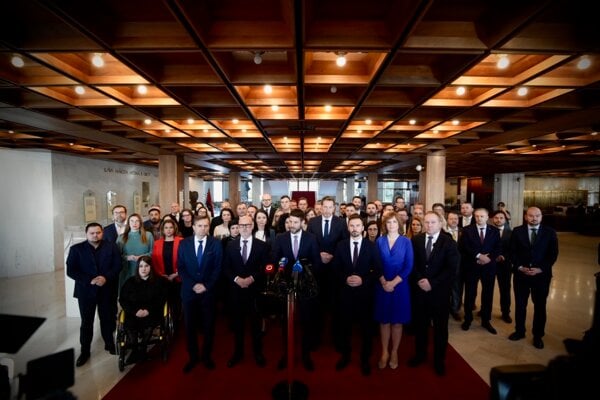 SNS hadze vinu na lenivu opoziciu pri Huliakovom hazarde
