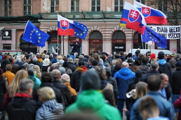 SaS chce nadalej tlacit na odchod sefa SIS prislo 5 tisic ludi