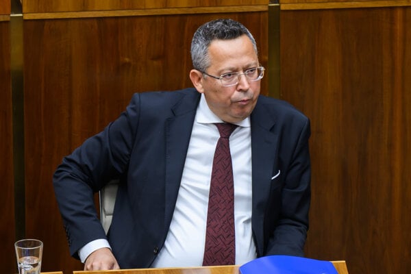 Stat na daniach vyberie o miliardu eur menej