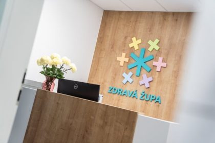 Zabezpecuje nedostatkovych specialistov vybavi pacientov