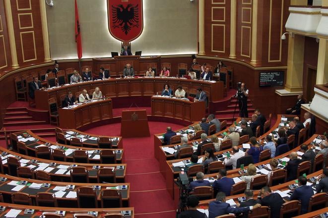 Albansky sud odvolal vicepremierku Ballukuovu pre korupciu