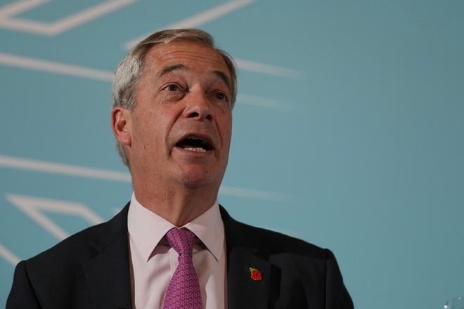 Britska krajna pravica protestuje proti elektronickym dokladom