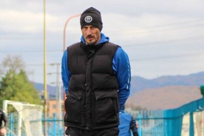 Deti este hraju muzi uz skoncili