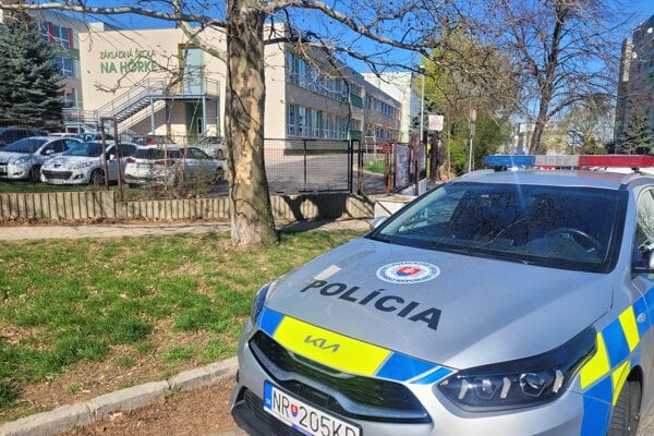 Do skoly chodi s naramkom na nohe Tinedzera ktory sa vyhrazal spoluziakom pustili z vazby