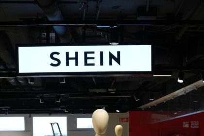 EU upozornila Shein na predaj babik a zbrani