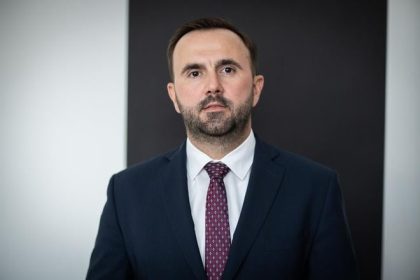 Fico roky zanedbava investicie do zeleznic hovori PS