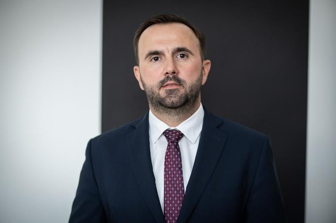 Fico roky zanedbava investicie do zeleznic hovori PS