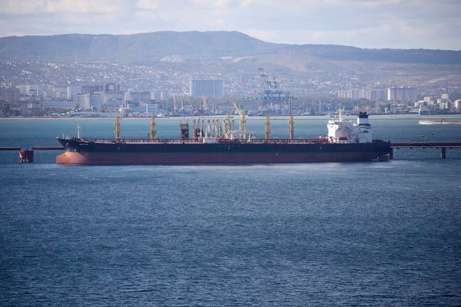 Globalne dodavky ropy prekrocia 106 milionov barelov denne