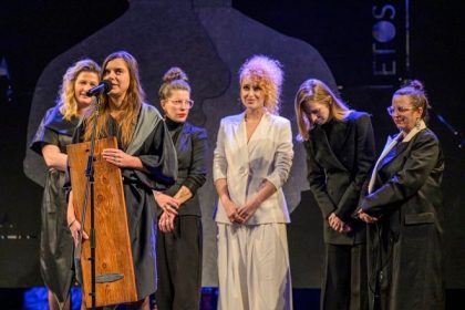 Jednej nepridelili ani cent druhu potichu stiahli Ceny Dosky ziskali Outcast aj Prihody lisky Bystrousky