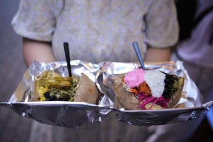 Matka a dve deti zomreli v Istanbule po jedle