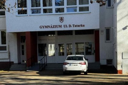 Narazky na Putina a zradcu Ficovi napisali odkazy pred skolou prednasku zrusili