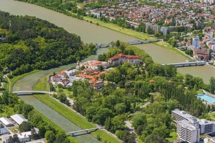 Oblubene kupele mesto opustaju obyvatelia okolite dediny zazivaju pristahovalecky boom
