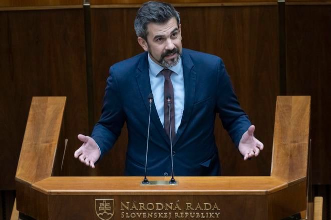 Opozicia podava trestne oznamenia suvisiace s dotaciami uradu Kmeca