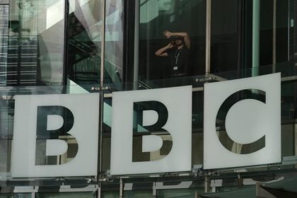 Predseda rady BBC chce bojovat proti Trumpovej zalobe