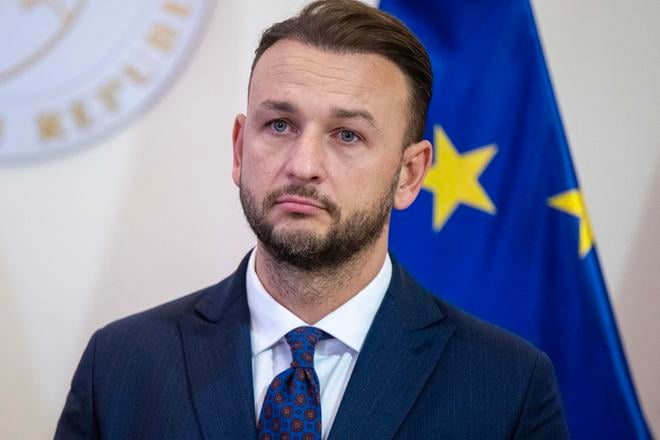 Ranny brifing Vlada zrusi nepohodlny urad eurokomisia kona voci noveli ustavy