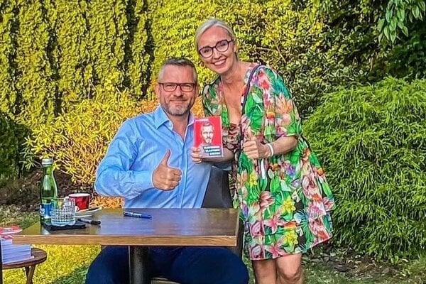 Rasi zamestnaval dezinfluencerku na ministerstve Migal po prichode zrusil stovku dohodarov