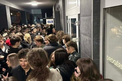 Stovky mladych sa zastavili pred klubom policia zasahovala Majitel stazuje sa na postup