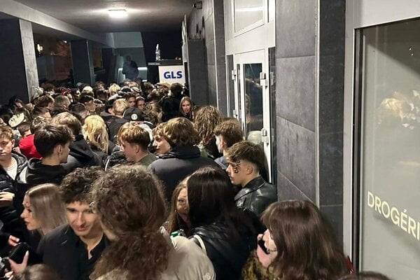Stovky mladych sa zastavili pred klubom policia zasahovala Majitel stazuje sa na postup