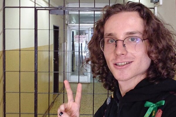 Student ktory Ficovi nechal odkazy Chcel som sa ho pytat ako sa vie rano pozriet do zrkadla