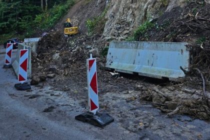Svah sa zosunul obec hrozi odrezanie od sveta