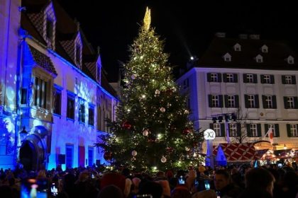 V centre Bratislavy rozsvietili stromcek zacali trhy