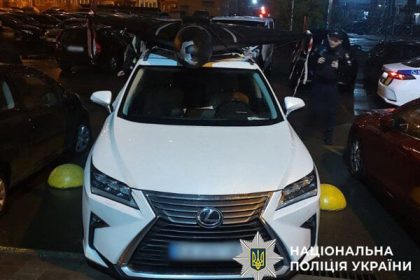 Vodic v Kyjeve prevazal rusky dron na aute