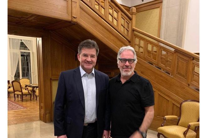 Americki demokrati zverejnili nove fotografie z pripadu Epsteina