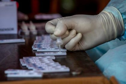 Byvaleho chorvatskeho poslanca a jeho syna obvinili z vyroby miliona falosnych covid testov