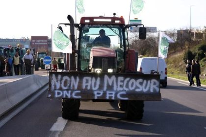 Francuzska vlada varovala farmarov pred blokadou ciest