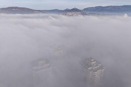 Hmla a smog zahalili Sarajevo narusili dopravu aj vyucovanie