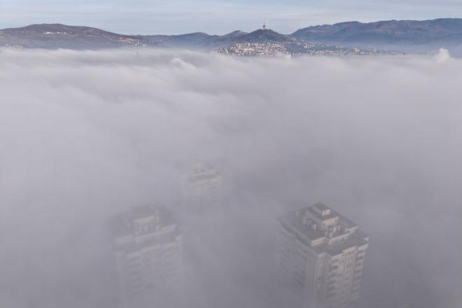 Hmla a smog zahalili Sarajevo narusili dopravu aj vyucovanie