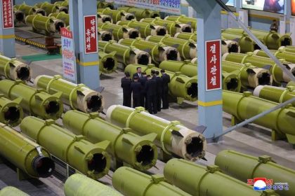 Kim Cong un navstivil tovaren na nove raketomety