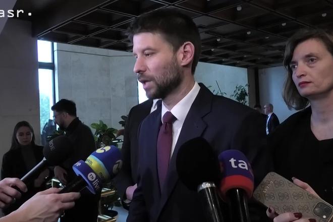Opozicia kritizuje zrusenie Uradu na ochranu oznamovatelov
