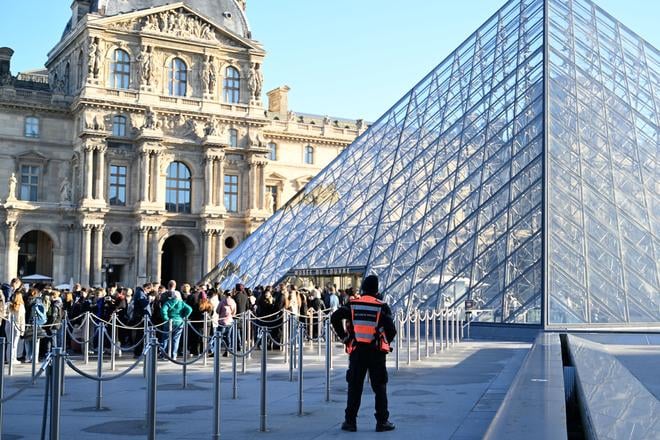 Parizsky Louvre zostal v pondelok zatvoreny pre strajk zamestnancov