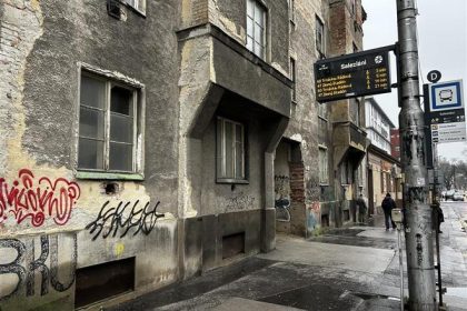 Plesnivy dom v centre Bratislavy nadalej chatra