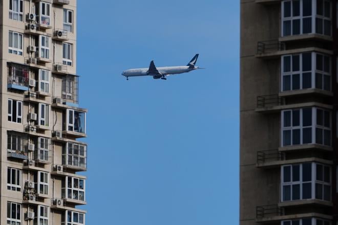 Pocas letu sa pokusil otvorit dvere lietadla