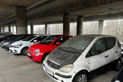 Pod mostom Lanfranconi stoja aj vraky niektori parkuju na ceste