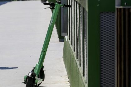 Policia vysetruje zrazku autobusu a kolobezkara