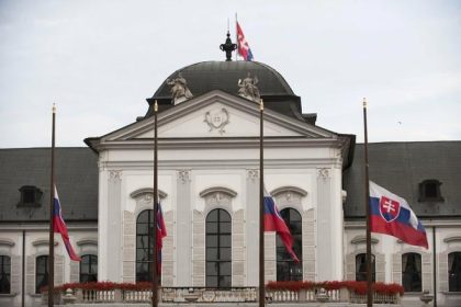 Pred prezidentskym palom liberali rozlozili transparent Mafia