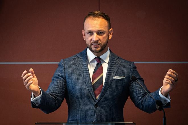 Ranny brifing Plan zbavit sa uradu spustil odpor