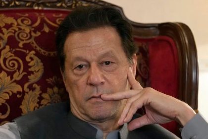 Sud v Pakistane udelil expremierovi Khanovi 17 rocny trest za korupciu
