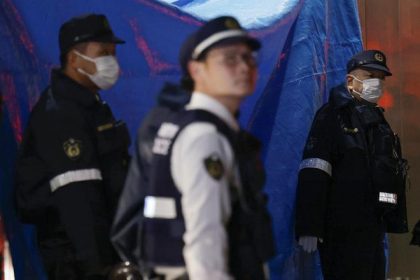 V Japonsku pri utoku nozom a kvapalinou utrpelo zranenia 14 ludi