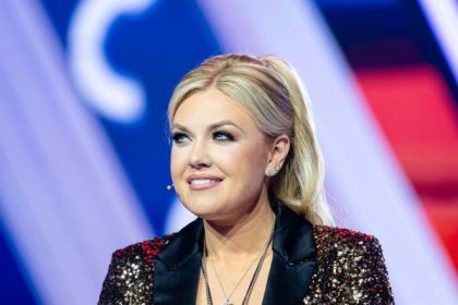 Vdova po Kirkovi podporila J D Vancea v prezidentskych volbach