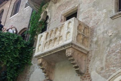 Vstup na slavny balkon Romea a Julie vo Verone nie je zadarmo