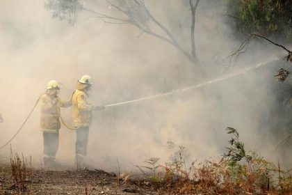 Vychod Australie suzuju horucavy a lesne poziare