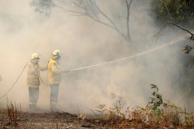 Vychod Australie suzuju horucavy a lesne poziare