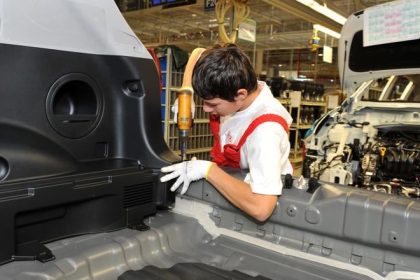 Absolventi strednych odbornych skol podla prieskumu pozaduju kvalitnejsiu prax