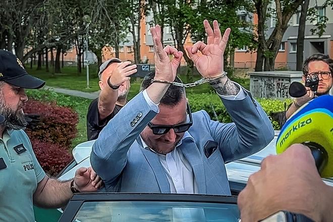 Bombic na sude ukazoval satanisticke tetovania jeho fanklubu umoznili vstup