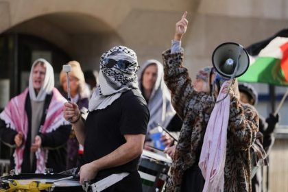 Britska policia zadrzala demonstrujucich aktivistu z Palestine Action ktori prenikli do arealu vaznice